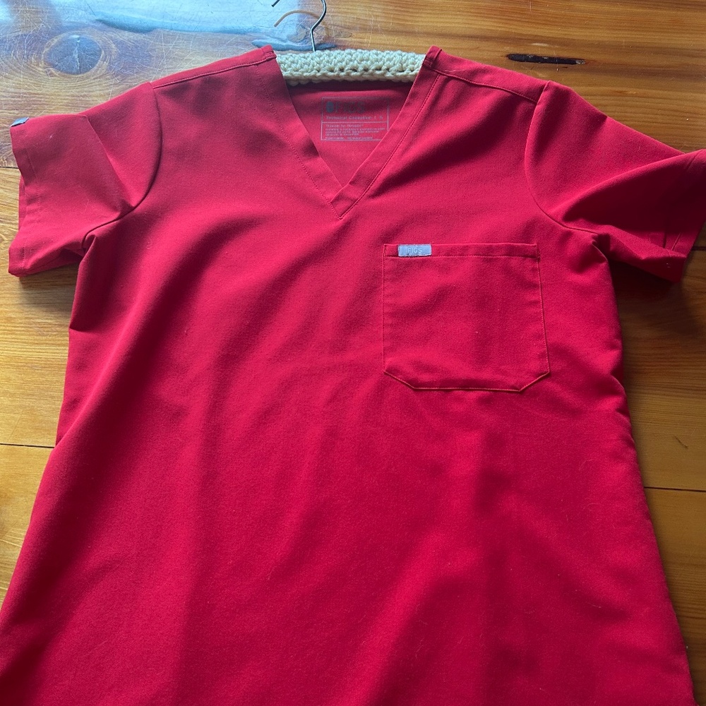 Figs Small scrub top